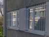 Okenní mříže v panelovém domě